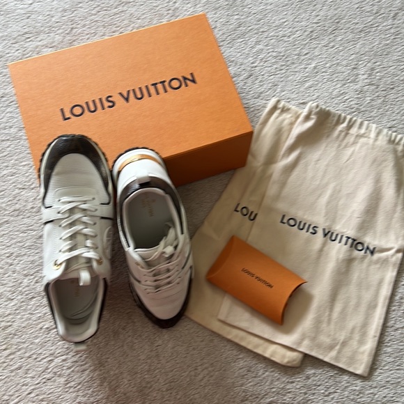 GENUINE Louis Vuitton Sneakers,worn once, perfect condition, with receipt,size 8 - Picture 5 of 5